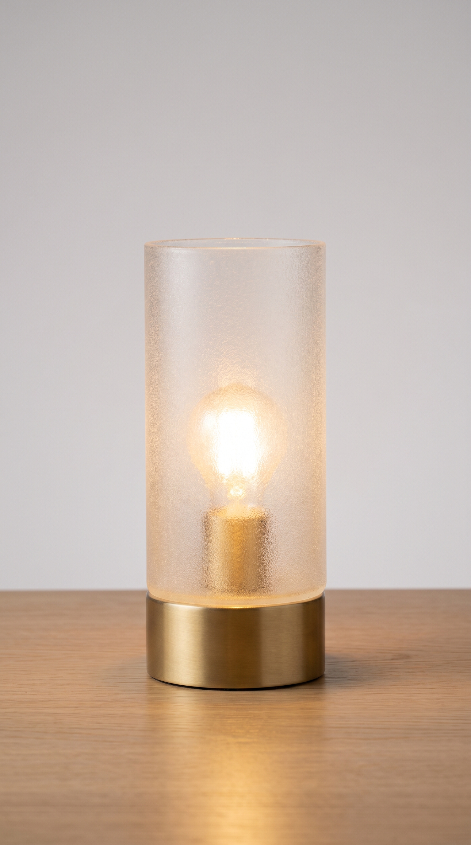 Lampu Meja Kaca Silinder — menyala